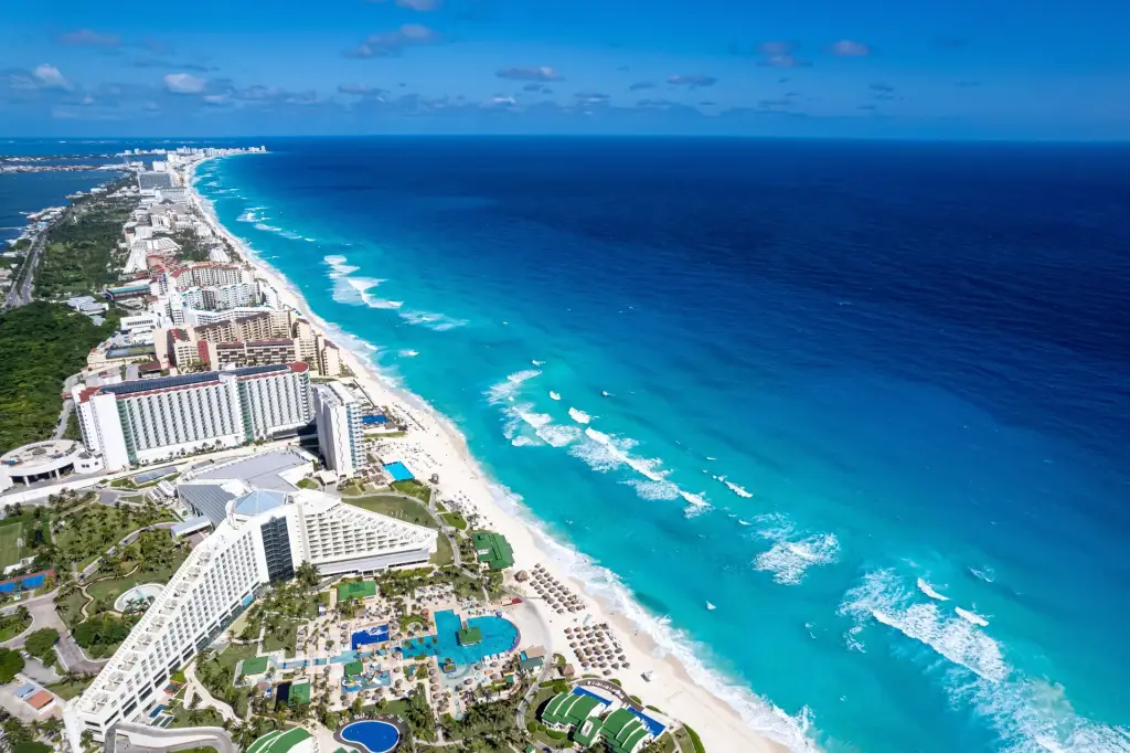 Playa Delfines & El Mirador (Letras de Cancún)